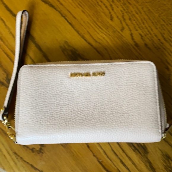 Micheal Kors Wristlet - Picture 1 of 3